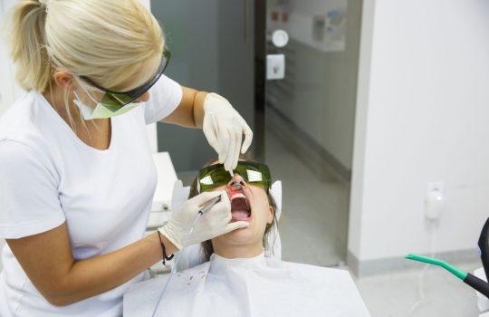 avantajele utilizarii laserului dentar in proceduri de parodontologie