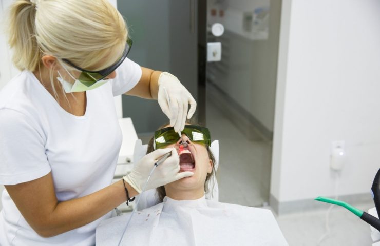 avantajele utilizarii laserului dentar in proceduri de parodontologie